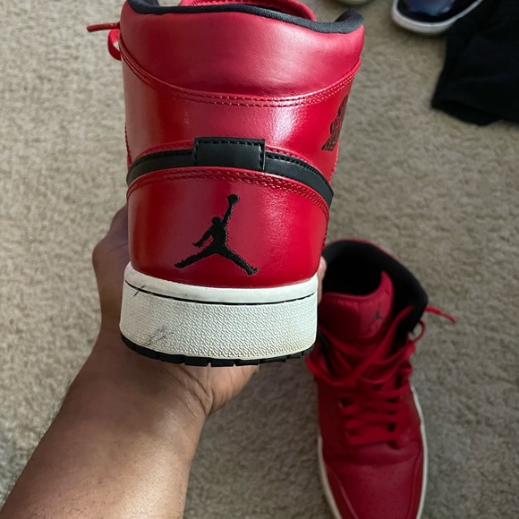 Jordan 1 mid Red/black patent No box‼️ used, I’ve had them since 2015. - Picture 5 of 11